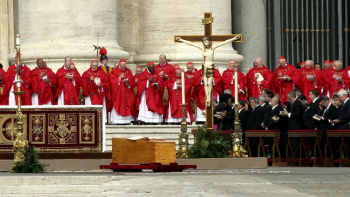 Uroczystości pogrzebowe papieża Jana Pawła II na placu św. Piotra w Watykanie. Fot. PAP/EPA 