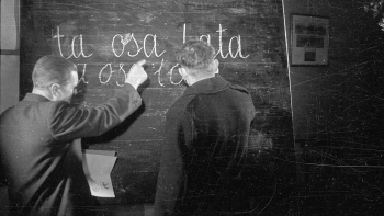 Nauka czytania i pisania w wiejskiej świetlicy zorganizowana w ramach kursów dla dorosłych. Makowice Mazowieckie, 11.1948. Fot. PAP/CAF 