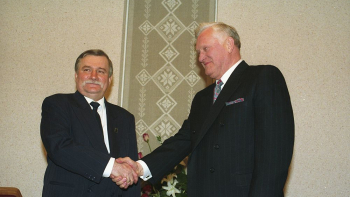 Prezydent RP Lech Wałęsa (L) i prezydent Republiki Litewskiej Algirdas Brazauskas. Wilno, 26.04.1994. Fot. PAP/M. B. Brzozowski 