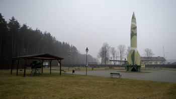 Replika rakiety V2 w Parku Historycznym w Bliźnie k. Ropczyc. Fot. PAP/D. Delmanowic