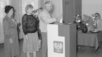 Głosowanie w II turze wyborów do Sejmu i Senatu w Okręgowej Komisji Wyborczej nr 32 w Zielonej Górze. 18.06.1989. Fot. PAP/CAF/R. Janowski