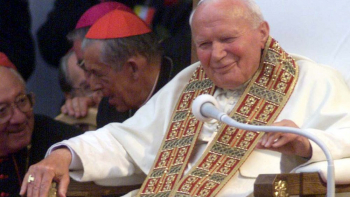 Papież Jan Paweł II podczas spotkania z wiernymi w rodzinnych Wadowicach. 16.06.1999. Fot. PAP/R. Pietruszka