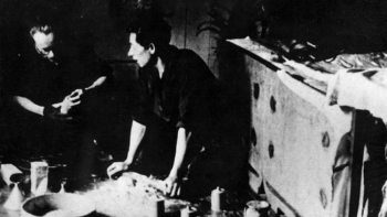 Konspiracyjna produkcja ręcznych granatów "sidolówek" - Okręg Lwów Armii Krajowej. 1944 r. Fot. PAP/Alamy Stock Photo