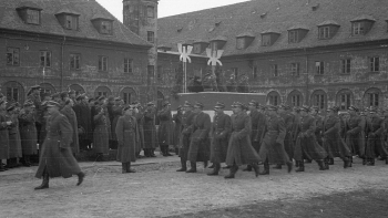 Defilada absolwentów pierwszego po wojnie rocznego kursu zorganizowanego przez Centrum Wyszkolenia Piechoty w Rembertowie. 11.1946. Fot. PAP/CAF/S. Dąbrowiecki