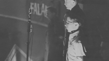 Wiec Ruchu Narodowo-Radykalnego "Falanga" - przemówienie przywódcy organizacji Bolesława Piaseckiego; na pierwszym planie widoczny również członek "Falangi" z naszywką na mundurze z flagę organizacji. Warszawa, 1937 r. Fot. NAC 