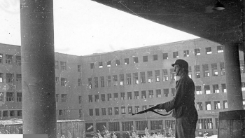 Warta powstańców na Dworcu Pocztowym w Alejach Jerozolimskich. 08.1944. Źródło: Wikimedia Commons