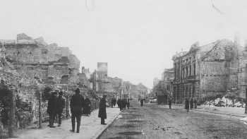 Rynek Główny w Kaliszu zniszczony podczas I wojny światowej. 1914 r. Fot. NAC 