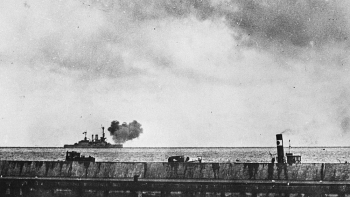 Okręt niemiecki ostrzeliwuje Półwysep Helski. 09.1939 r. Fot. PAP/CAF