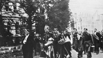 Oddziały powstańcze opuszczają Warszawę. 10.1944. Fot. PAP/CAF/Reprodukcja