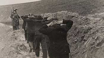 Bydgoscy nauczyciele w drodze na egzekucję w „Dolinie śmierci“. 11.1939. Źródło: Wikimedia Commons
