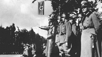 Adolf Hitler podczas defilady w Warszawie. Fot. PAP/CAF/Archiwum