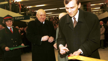 Premier Józef Oleksy (C) i prezydent Warszawy Marcin Święcicki (P) podczas ceremonii otwarcia pierwszego odcinka metra. 07.04.1995. Fot. PAP/P. Kopczyński