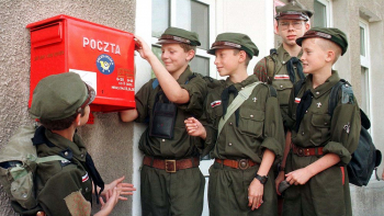 Warszawscy harcerze ZHR na szlaku rajdu w Augustowie. 1998 r. Fot. PAP/Z. Lenkiewicz