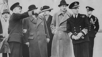 Minister Józef Beck (trzeci z prawej) wśród oficerów brytyjskiej marynarki wojennej w Porsmouth. 04.1939. Fot. NAC