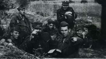 Żołnierze 11 pułku moździerzy na punkcie obserwacyjnym w okopie na przedpolach Berlina. Kwiecień 1945 r. Fot. CAW