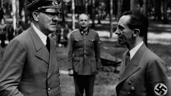 Adolf Hitler (L) w rozmowie z Josephem Goebbelsem. 07.1944. Fot. NAC