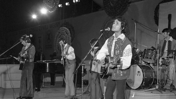 Jerzy Grunwald (P) z zespołem „No To Co” podczas Festiwalu Piosenki Żołnierskiej. Kołobrzeg, 07.1978. Fot. PAP/CAF/S. Kraszewski