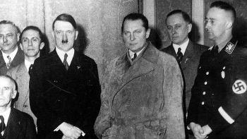 Przywódca nazistowskich Niemiec Adolf Hitler (2. z lewej z przodu), minister Rzeszy Hermann Goering (3. z prawej), szef policji i SS Heinrich Himmler (1. z prawej), minister spraw wewnętrznych Niemiec Wilhelm Frick (1. z lewej z przodu), minister Rzeszy Hanns Kerrl (1. z lewej z tyłu), minister propagandy Joseph Goebbels (2. z lewej z tyłu), minister rolnictwa III Rzeszy Walther Darre (2. z prawej). 1933 r. Fot. NAC
