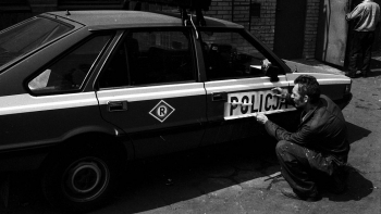 Przekształcenie milicji w policję: zmiana nazwy na radiowozach. Warszawa, 05.1990. Fot. PAP/CAF/W. Rozmysłowicz