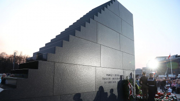 Pomnik Ofiar Tragedii Smoleńskiej 2010 roku w Warszawie. Fot. PAP/R. Guz