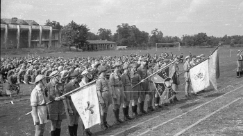 Zlot hufców Związku Harcerstwa Polskiego: msza polowa. 1946 r. Fot. PAP/CAF/K. Madejski