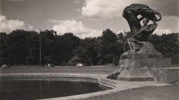 Pomnik Chopina w warszawskich Łazienkach. Ok. 1935 r. Źródło: CBN Polona