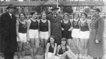 Żeńska sekcja lekkoatletyczna Jagiellonii Białystok. 1933 r. Fot. NAC