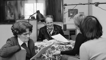 Studio radiowe w czasie nagrywania słuchowiska „W Jezioranach”: Maria Żabczyńska (L), Zygmunt Kęstowicz (C). 1977 r. Fot. PAP/CAF/W. Rozmysłowicz
