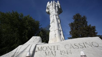 Pomnik Bitwy o Monte Cassino. Fot. PAP/L. Szymański