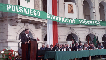 Kongres Jedności Polskiego Stronnictwa Ludowego: przemawia Roman Bartoszcze. Warszawa, 05.05.1990. Fot. PAP/PAI/L. Wawrynkiewicz