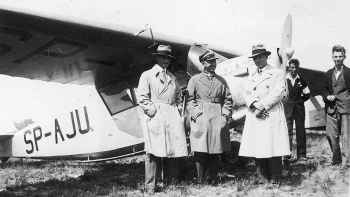 Lot kapitana Stanisława Skarżyńskiego (w środku) przez południowy Atlantyk. 05.1933. Fot. NAC