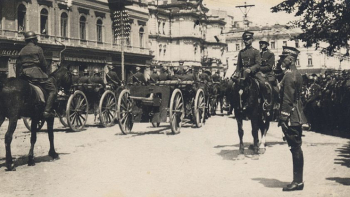 Gen. Edward Śmigły-Rydz przyjmuje defiladę wojsk polskich w Kijowie. 11.05.1920. Źródło: CAW