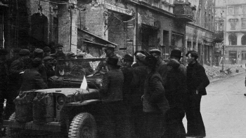 Żołnierze polscy patrolujący ulice Wrocławia. 05.1945. Fot. PAP/CAF