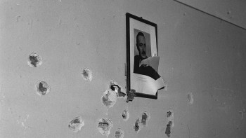 Poznański Czerwiec ‘56: ostrzelany portret Bieruta w budynku Urzędu Bezpieczeństwa. Fot. PAP/CAF/W. Kondracki