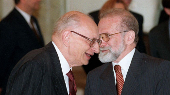 B. minister spraw zagranicznych Bronisław Geremek i jego następca Władysław Bartoszewski. 30.06.2000. Fot. PAP/T. Gzell