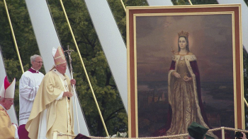 Podczas mszy św. celebrowanej na krakowskich Błoniach Jan Paweł II kanonizował bł. królową Jadwigę Andegaweńską. 08.06.1997. Fot. PAP/G. Rogiński