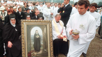 Podczas mszy świętej w Starym Sączu papież Jan Paweł II kanonizował błogosławioną Kingę. 16.06.1999. Fot. PAP/T. Gzell