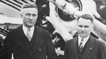 Steponas Darius (L) i Stasys Girenas przed samolotem "Lituanica". 1933 r. Fot. NAC