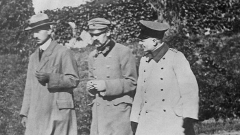 Józef Piłsudski, Kazimierz Sosnkowski i oficer armii niemieckiej Schlossmann w czasie spaceru na terenie twierdzy w Magdeburgu. Źródło: NAC