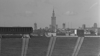 Widok na Pałac Kultury i Nauki ze Stadionu Dziesięciolecia. Warszawa, 1955 r. Fot. PAP/M. Szyperko