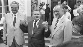 Lech Wałęsa (C), przewodniczący ZSL Roman Malinowski (L) i szef SD Jerzy Jóźwiak (P) zawarli formalne porozumienie o utworzeniu nowej koalicji rządowej. Warszawa, 17.08.1989. Fot. PAP/CAF/M. Szyperko