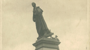 Niemcy niszczą pomnik Adama Mickiewicza w Krakowie. Źródło: CBN Polona
