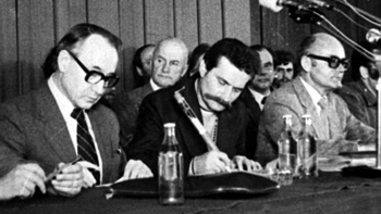 Mieczysław Jagielski (L), Lech Wałęsa (C) i Tadeusz Fiszbach podpisują porozumienie w sali BHP Stoczni Gdańskiej. 31.08.1980. Fot. PAP/CAF/Z. Trybek 