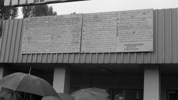 Strajk w Stoczni Gdańskiej: 21 postulatów Międzyzakładowego Komitetu Strajkowego. 08.1980. Fot. PAP/J. Grelowski