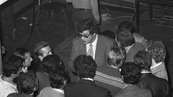 Delegaci MKS przy KWK Manifest Lipcowy i przewodniczący Jarosław Sienkiewicz (C). 02-03.09.1980. Fot. PAP/B. Różyc