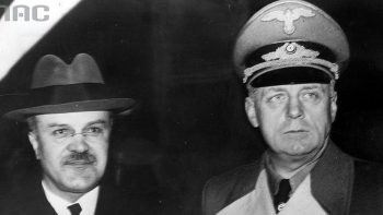 Joachim von Ribbentrop (P) i Wiaczesław Mołotow. Fot. NAC