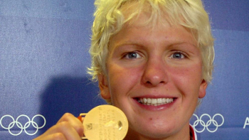 Otylia Jędrzejczak ze złotym medalem w pływaniu na dystansie 200 m stylem motylkowym. Fot. PAP/P. Wierzchowski