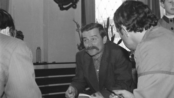 Lech Wałęsa (C) w strajkującej Stoczni Gdańskiej im. Lenina. 08.1980 r. Fot. PAP/CAF/S. Kraszewski
