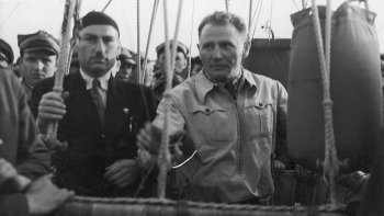 Kapitan Franciszek Hynek (P) i inżynier Franciszek Janik - Międzynarodowe Zawody Balonowe o Puchar Gordona Bennetta w Warszawie. 1936 r. Fot. NAC