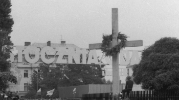 Krzyż przed bramą strajkującej Stoczni Gdańskiej. 22.08.1980. Fot. PAP/CAF/J. Uklejewski